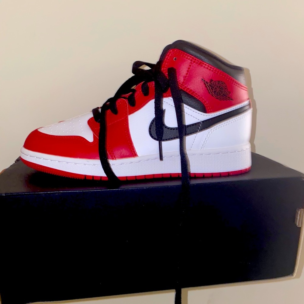 Jordan 1s mid